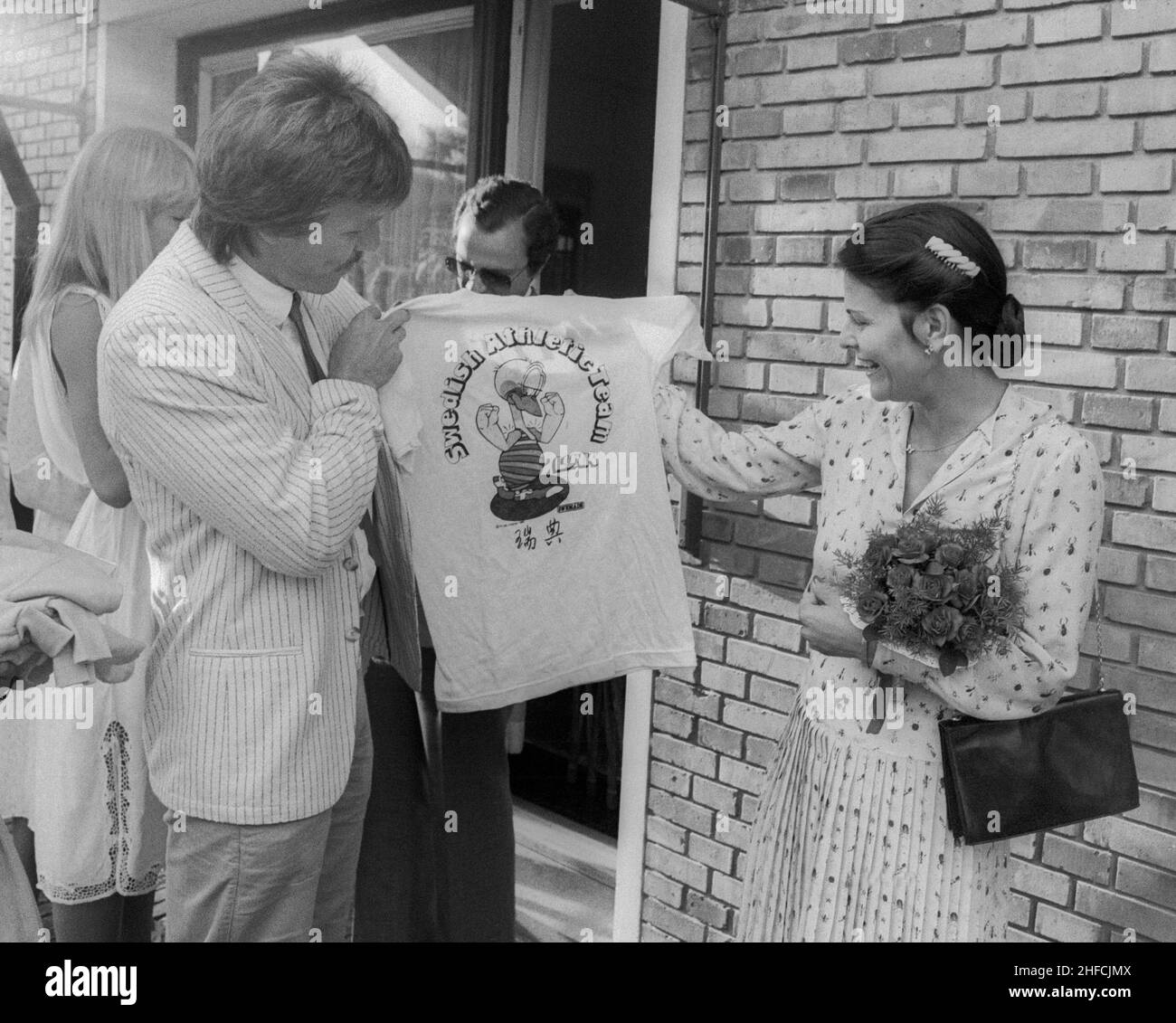 PEKING 1981-01-01Christer Garpenborg der schwedische Leichtathletik-Athlet überreicht bei einem`s Empfang in Peking ein T-Shirt mit dem Maskottchen Lunken der schwedischen Nationalmannschaft an die schwedische Königin Silvia Stockfoto